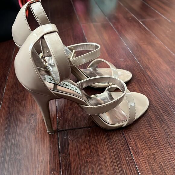 Tan Patent Steve Madden Strappy Heels - Size 8 - Ankle Strap - Great Condition - Picture 3 of 5